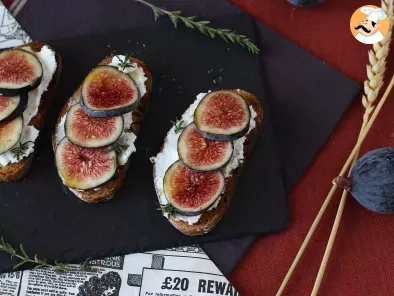 Toast with figs, goat cream cheese, honey and rosemary