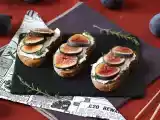 Toast with figs, goat cream cheese, honey and rosemary, photo 1