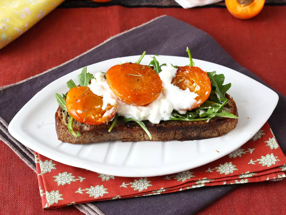 Toast with roasted apricots, arugula, and burrata - photo 3