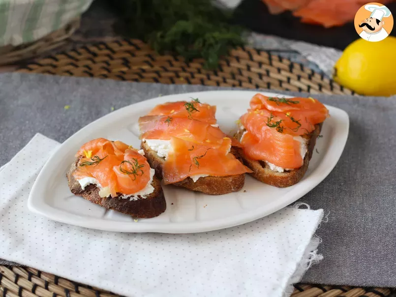 Toasts with smoked salmon and goatcheese, photo 1