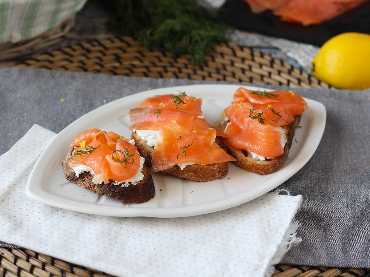 Toasts with smoked salmon and goatcheese