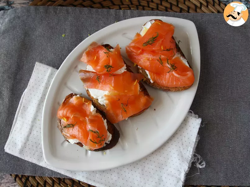 Toasts with smoked salmon and goatcheese, photo 2