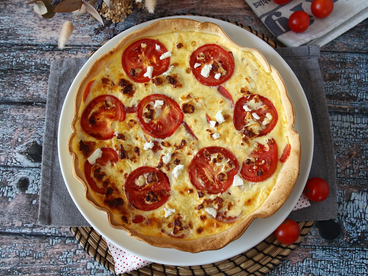 Tomato and feta quiche, the vegetarian meal perfect for a picnic!