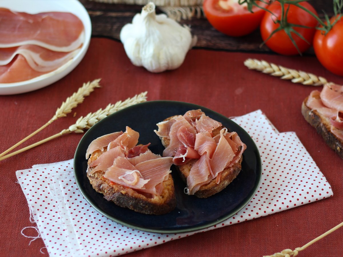 Tomato and Serrano ham toast - The perfect Spanish tapas