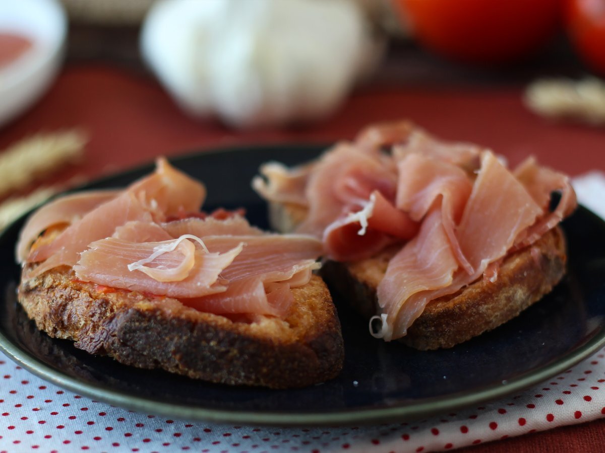 Tomato and Serrano ham toast - The perfect Spanish tapas - photo 3