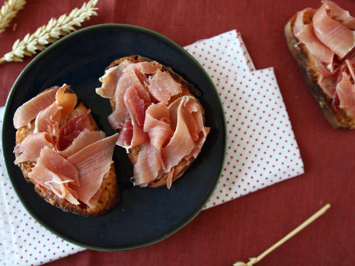 Tomato and Serrano ham toast - The perfect Spanish tapas - photo 5