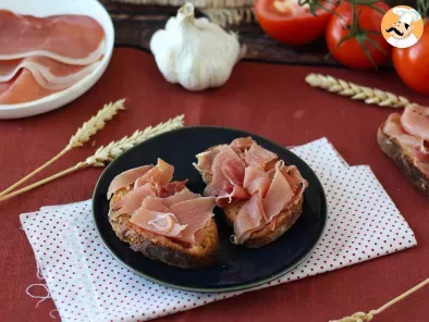 Tomato and Serrano ham toast - The perfect Spanish tapas