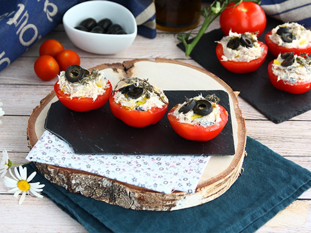 Tomatoes stuffed with tuna, creamcheese and olives