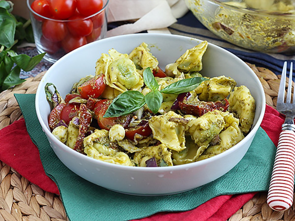 Tortellini salad with pesto sauce