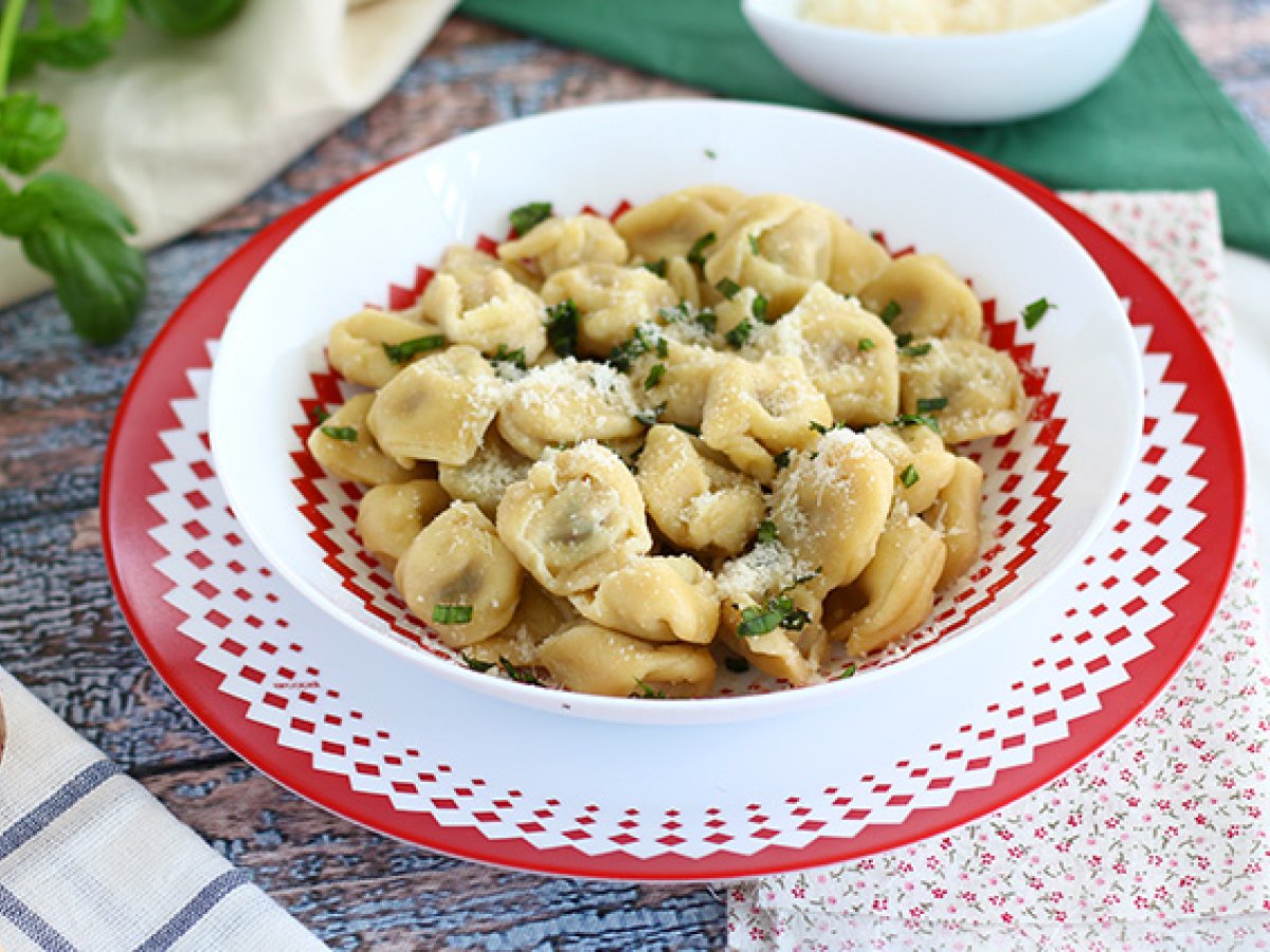 Tortellinis with parmesan, prosciutto and basil