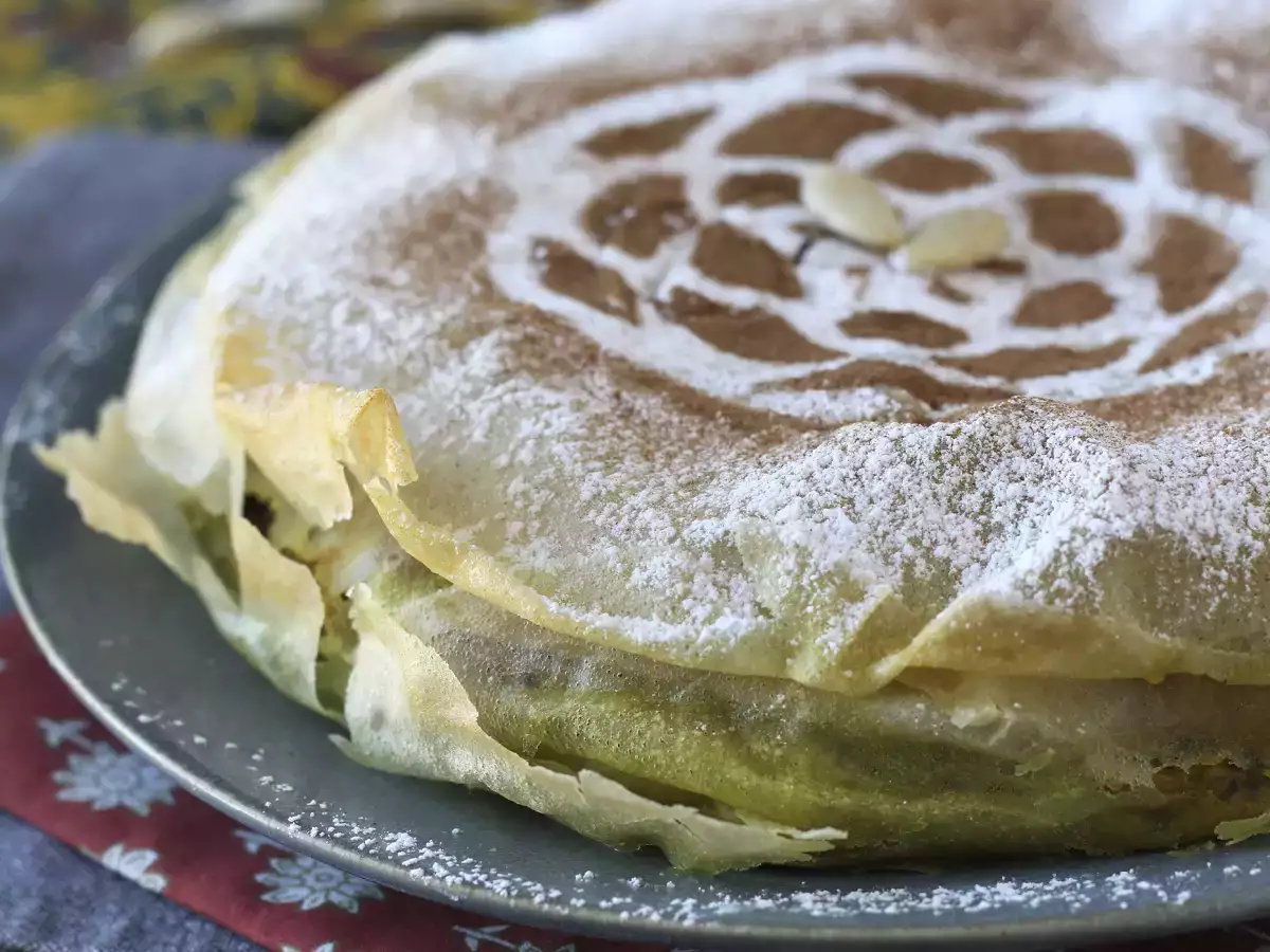 Traditional Moroccan pastilla with brick pastry, chicken and spices - photo 4