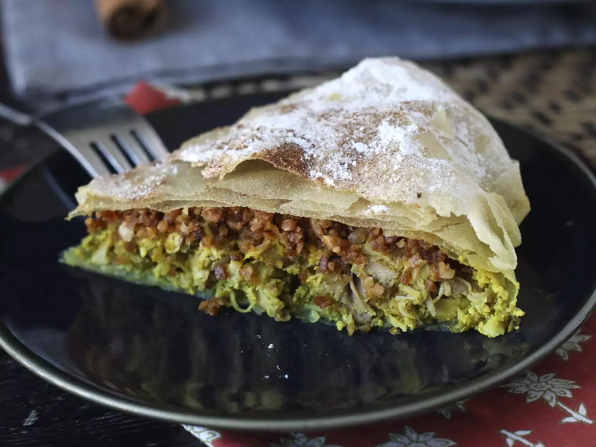 Traditional Moroccan pastilla with brick pastry, chicken and spices - photo 7