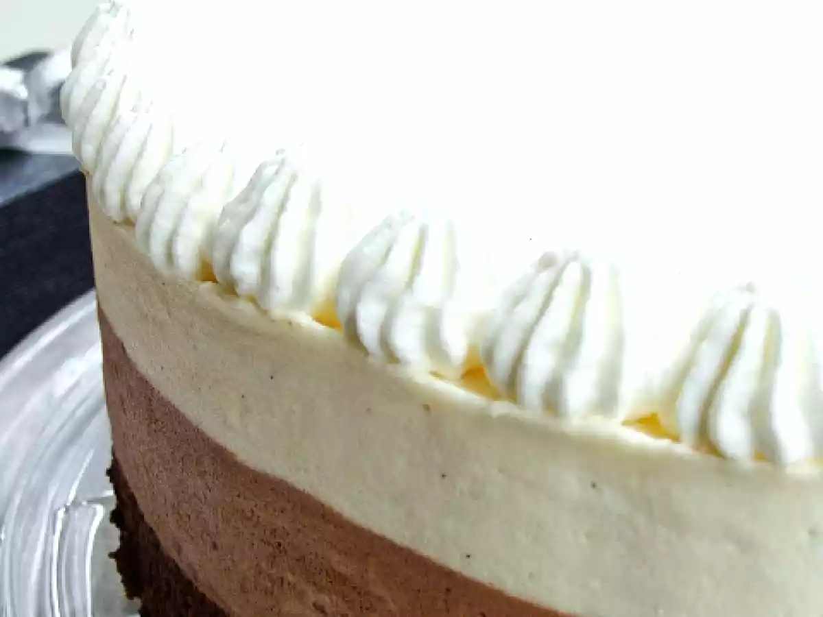 Tricolor mousse cake