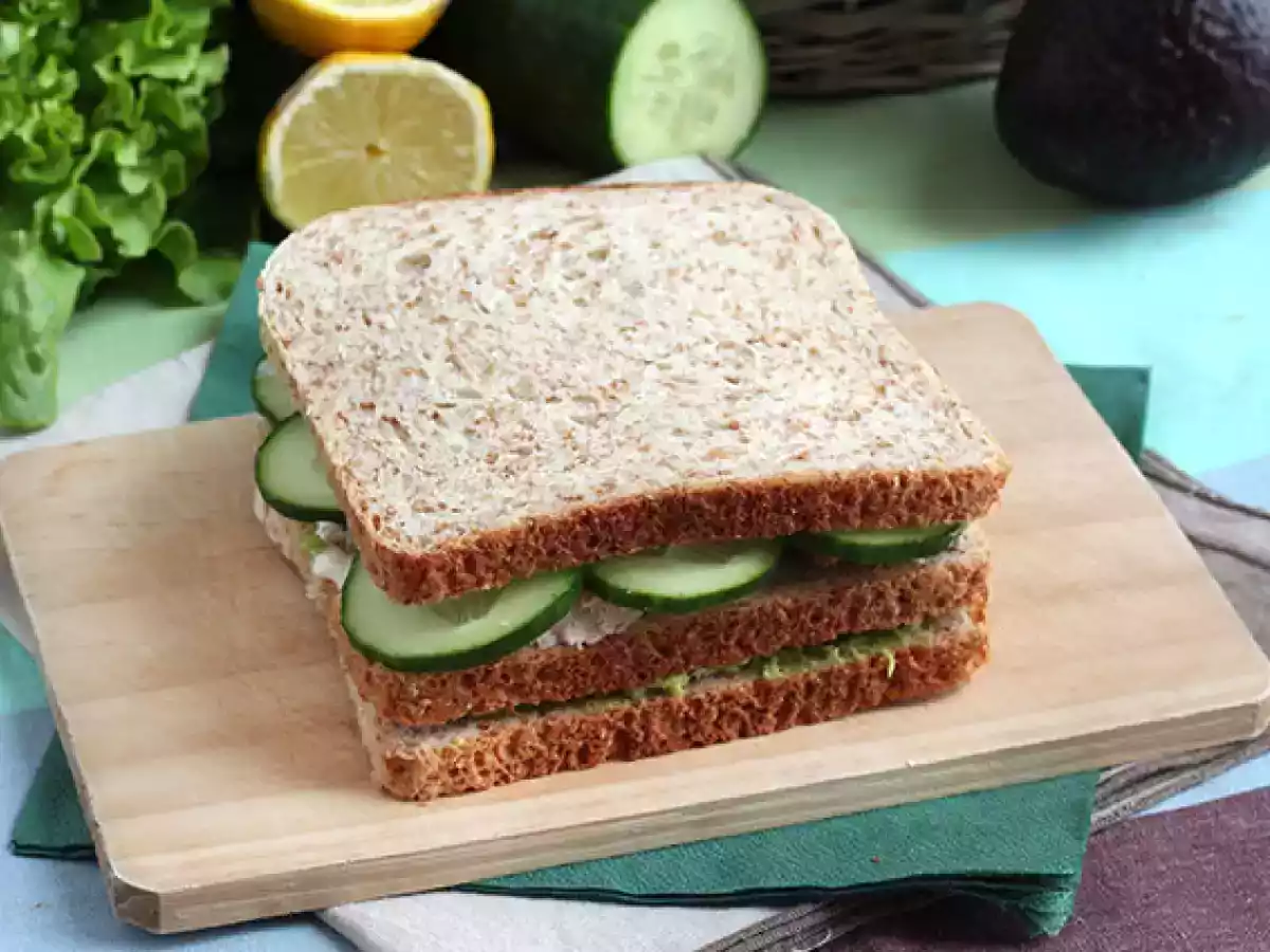Tuna and avocado club sandwich - photo 2