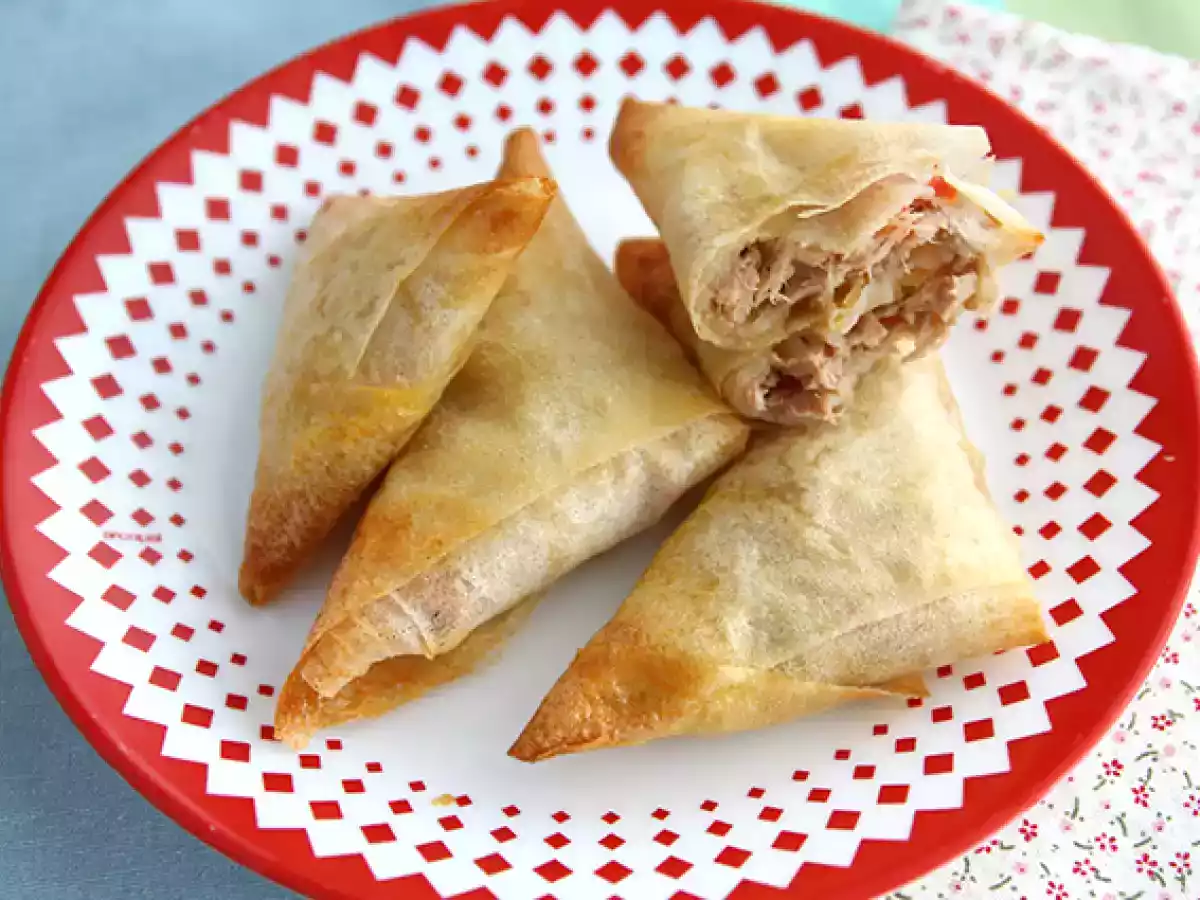 Tuna and tomato samosas