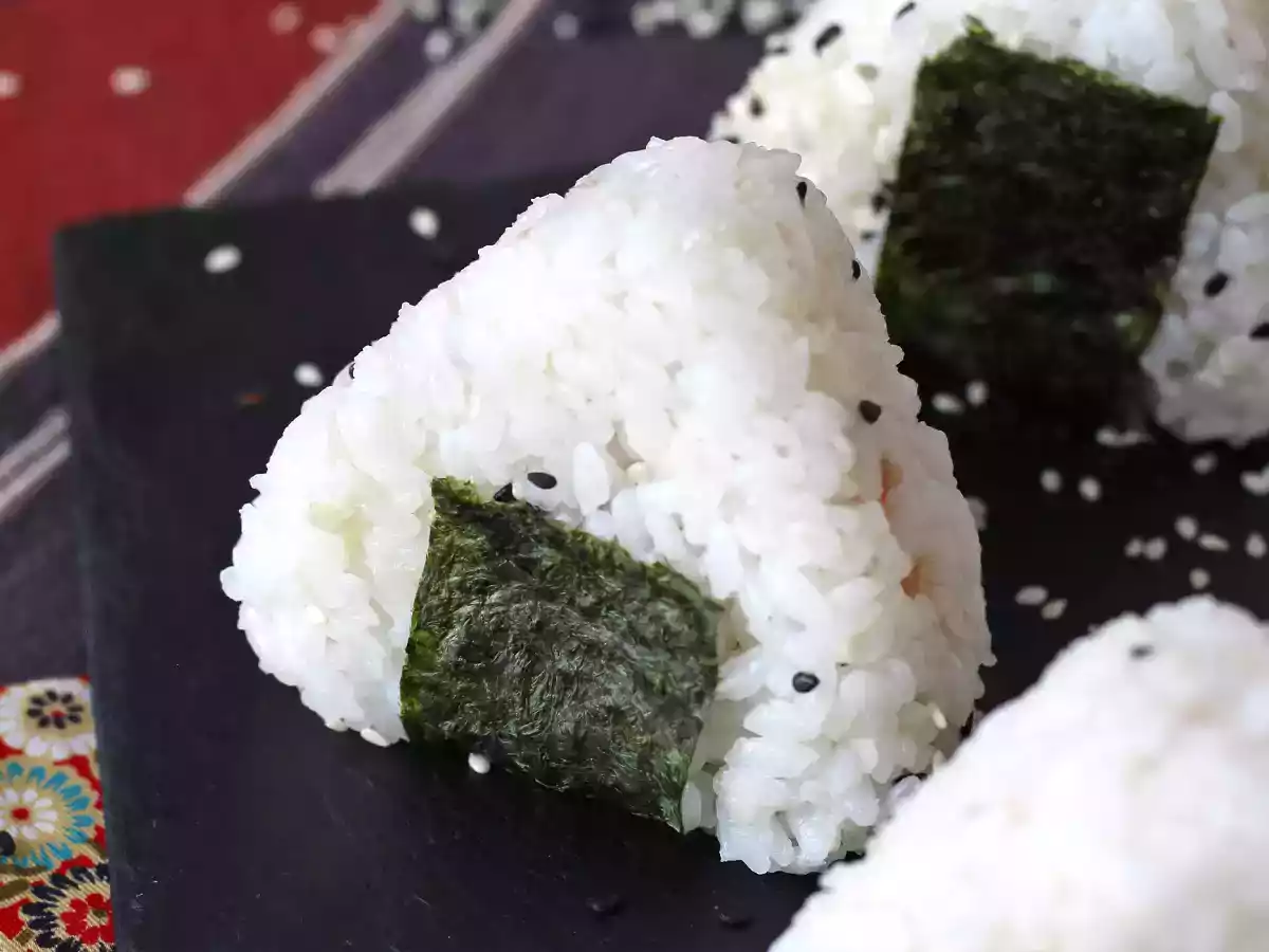 Tuna onigiri, the little japanese triangular rice sandwich - おにぎり