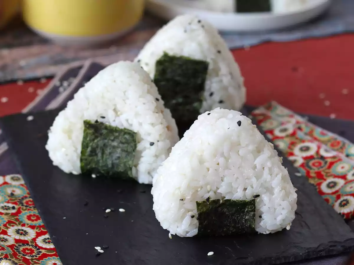 Tuna onigiri, the little japanese triangular rice sandwich - おにぎり - photo 2