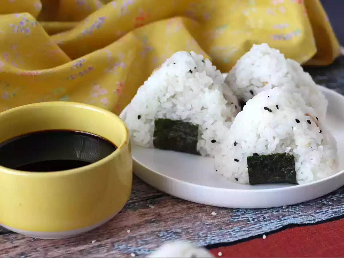 Tuna onigiri, the little japanese triangular rice sandwich - おにぎり - photo 3