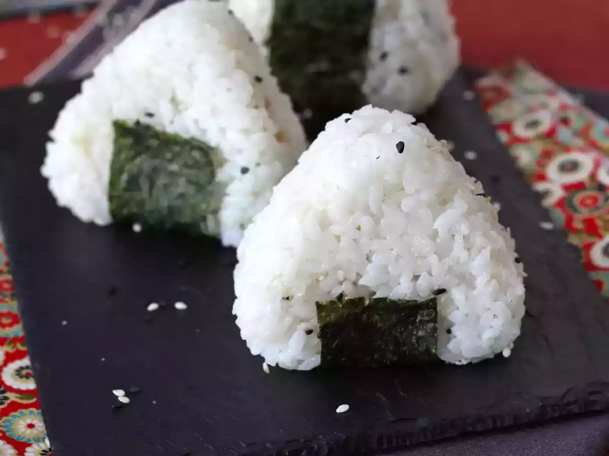 Tuna onigiri, the little japanese triangular rice sandwich - おにぎり - photo 4