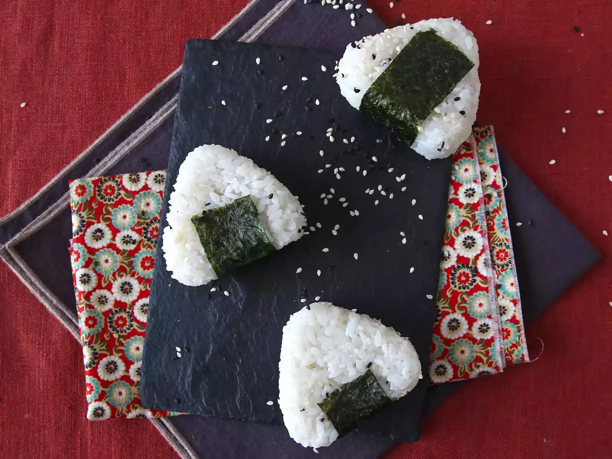 Tuna onigiri, the little japanese triangular rice sandwich - おにぎり - photo 5