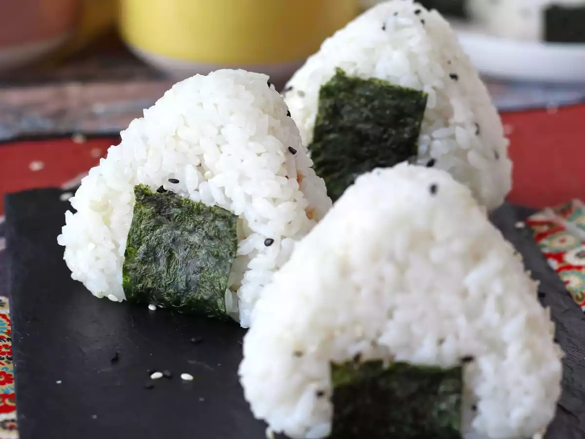 Tuna onigiri, the little japanese triangular rice sandwich - おにぎり - photo 6
