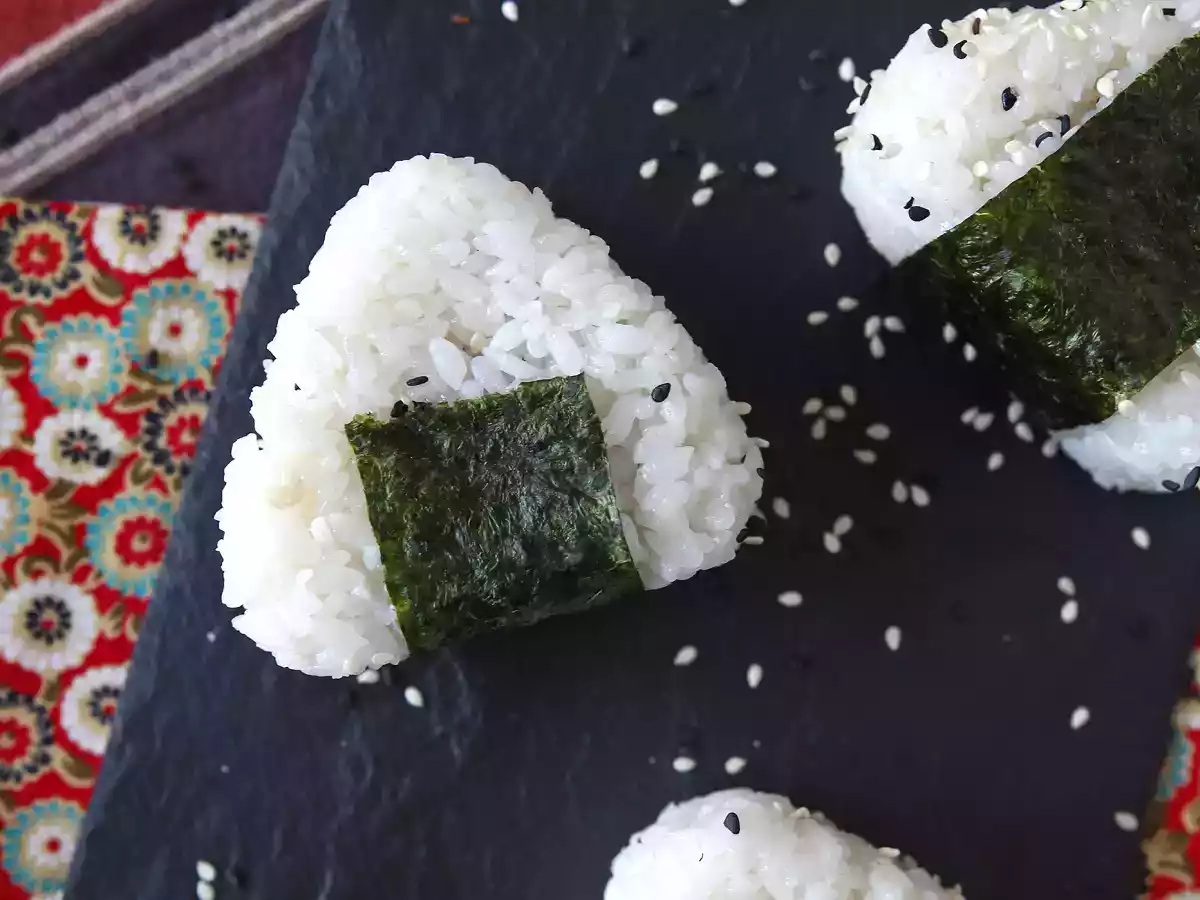Tuna onigiri, the little japanese triangular rice sandwich - おにぎり - photo 7