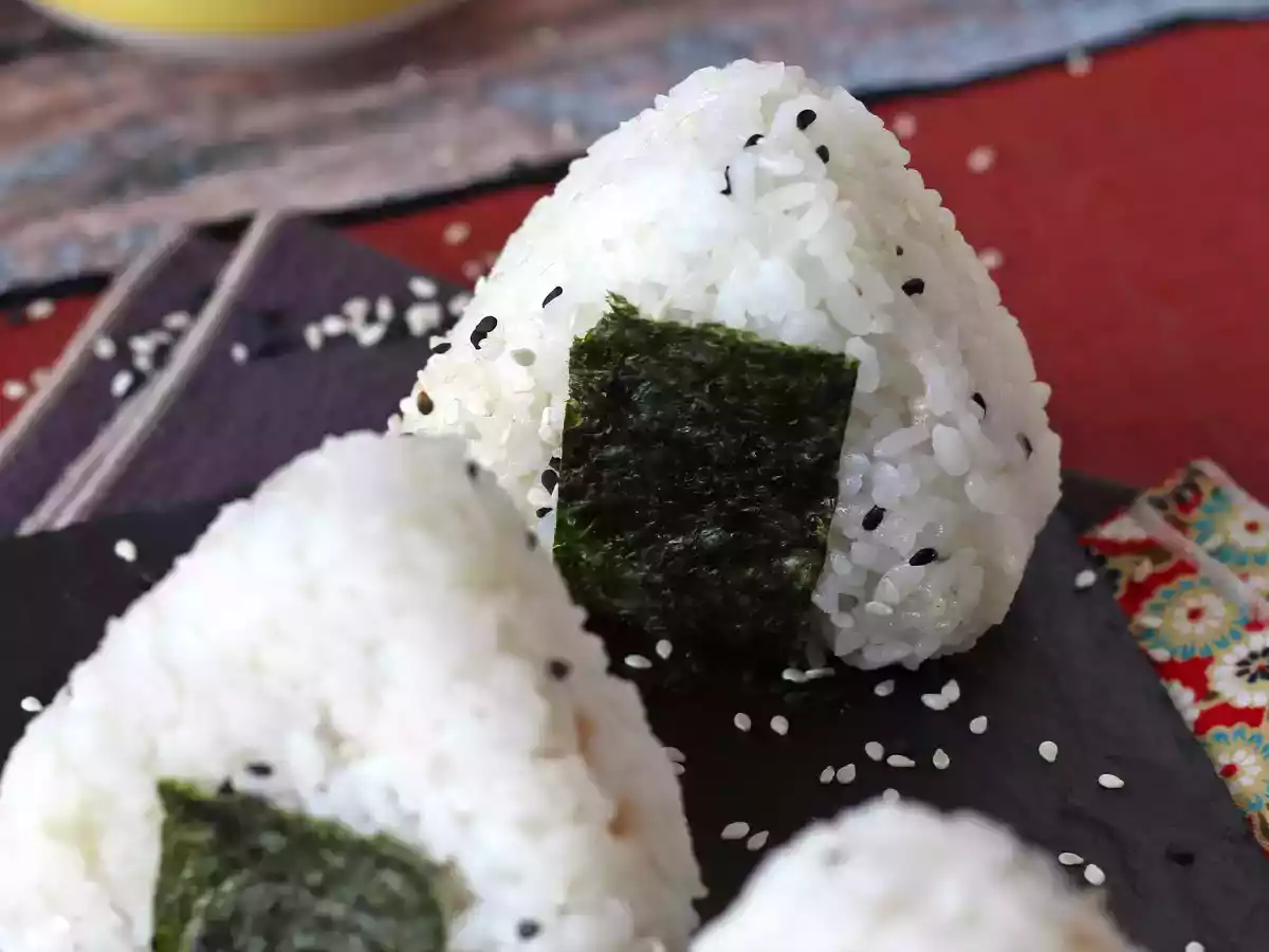 Tuna onigiri, the little japanese triangular rice sandwich - おにぎり - photo 8