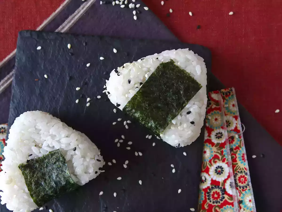 Tuna onigiri, the little japanese triangular rice sandwich - おにぎり - photo 9