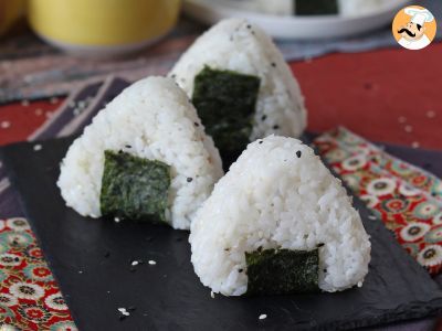 Tuna onigiri, the little Japanese triangular rice sandwich - おにぎり - photo 2