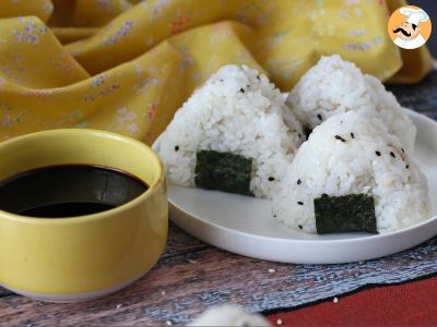 Tuna onigiri, the little Japanese triangular rice sandwich - おにぎり - photo 3