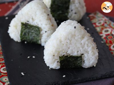 Tuna onigiri, the little Japanese triangular rice sandwich - おにぎり - photo 4