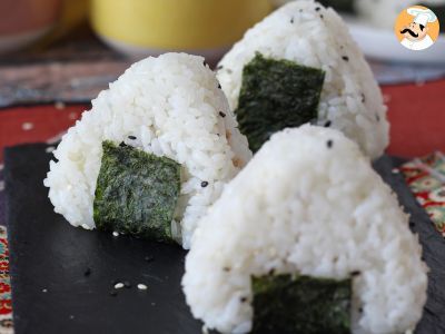 Tuna onigiri, the little Japanese triangular rice sandwich - おにぎり - photo 6