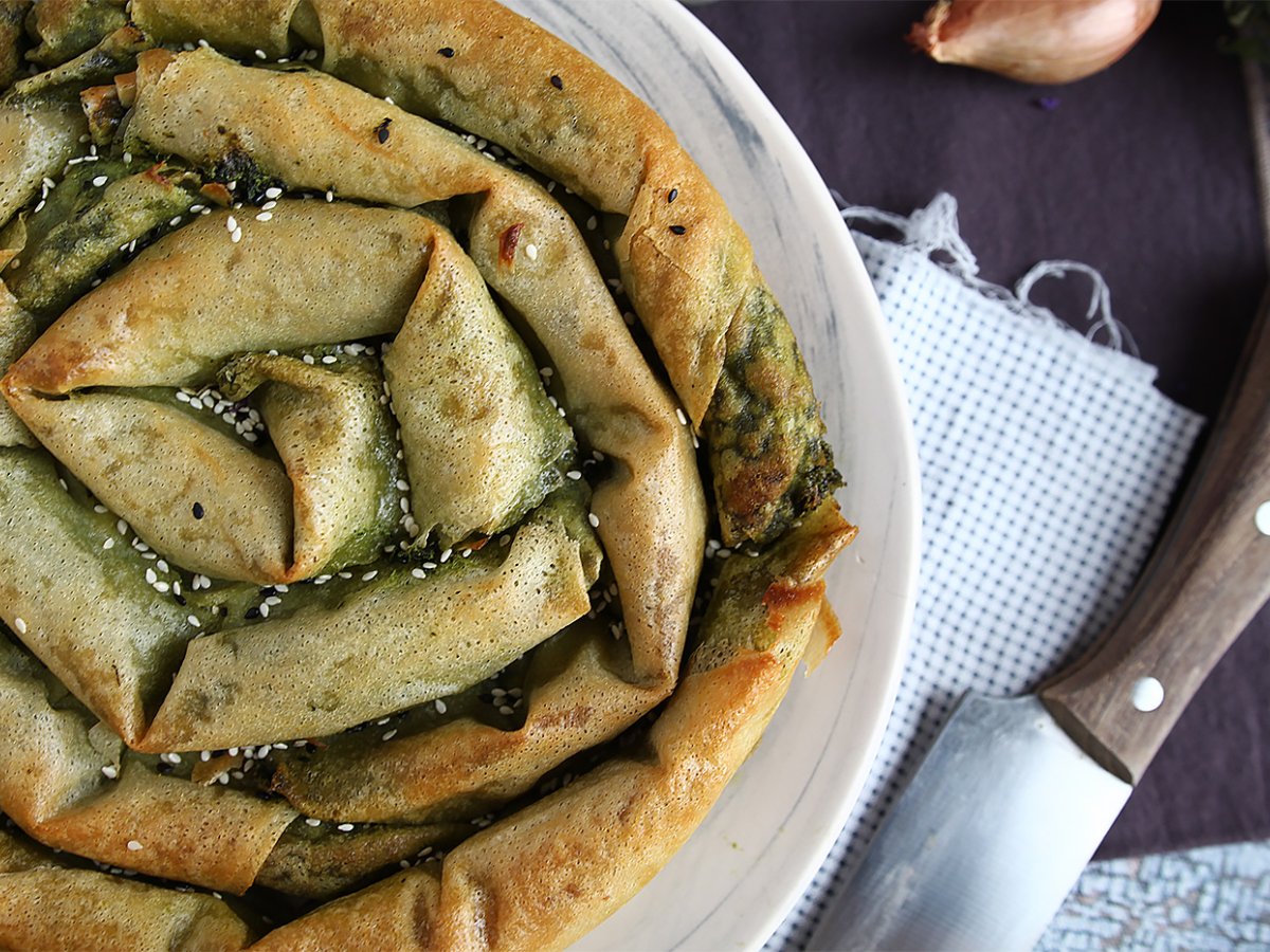 Turkish börek, crunchy and tasty stuffed filo with spinach - photo 2