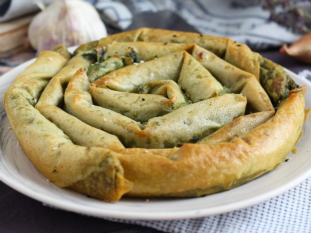 Turkish börek, crunchy and tasty stuffed filo with spinach - photo 3