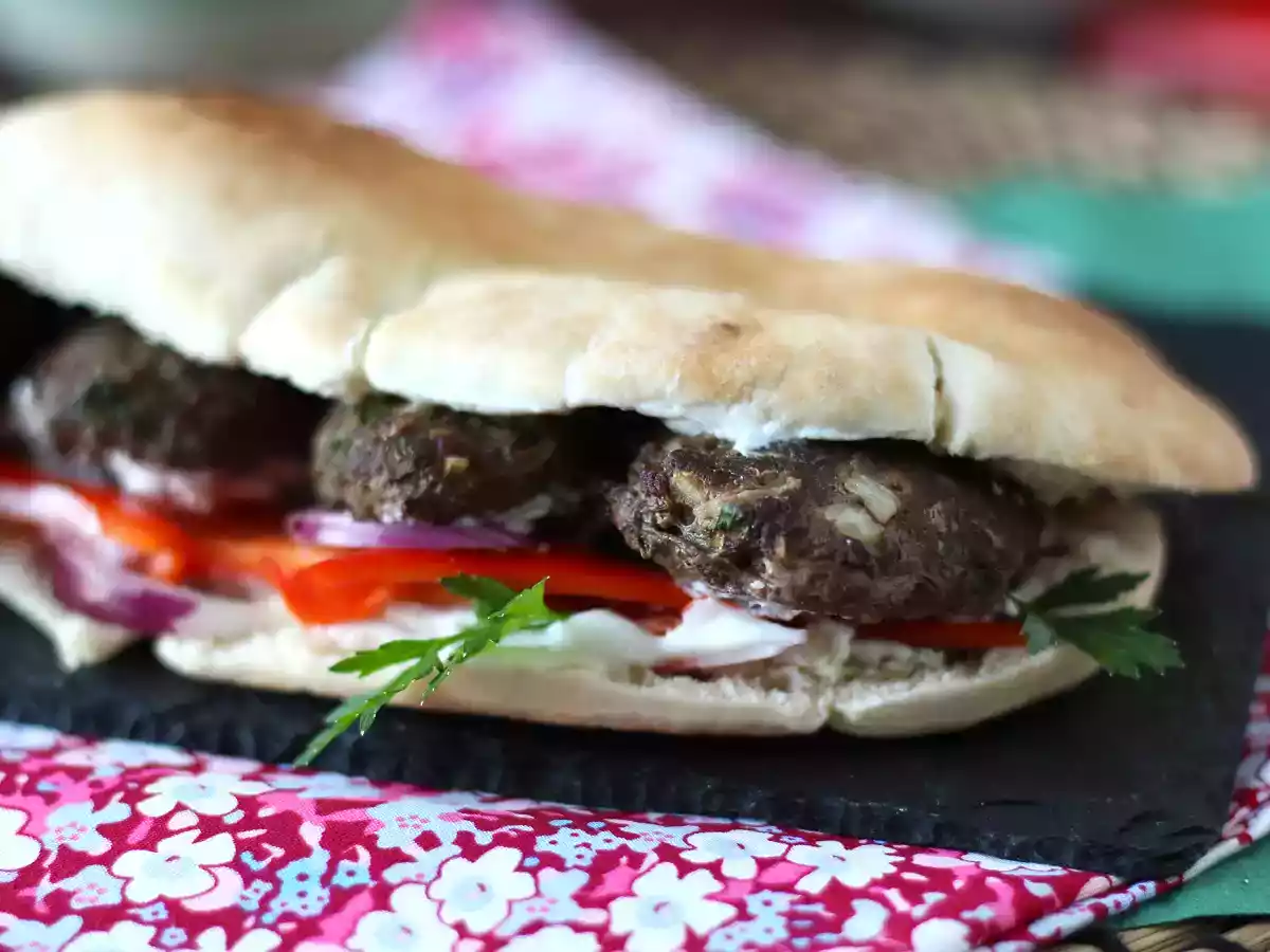 Turkish köfte meatball sandwiches in kebab bread - photo 2