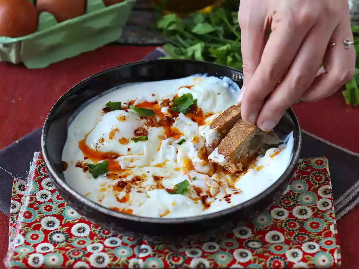Turkish-style eggs on a yogurt base with spicy oil - çilbir - photo 3