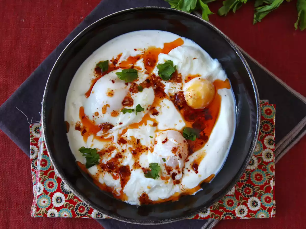 Turkish-style eggs on a yogurt base with spicy oil - çilbir - photo 4
