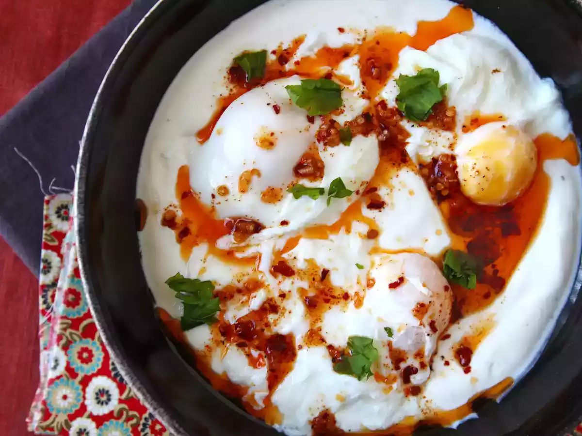 Turkish-style eggs on a yogurt base with spicy oil - çilbir - photo 5