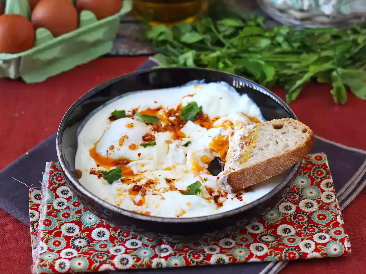 Turkish-style eggs on a yogurt base with spicy oil - çilbir - photo 6