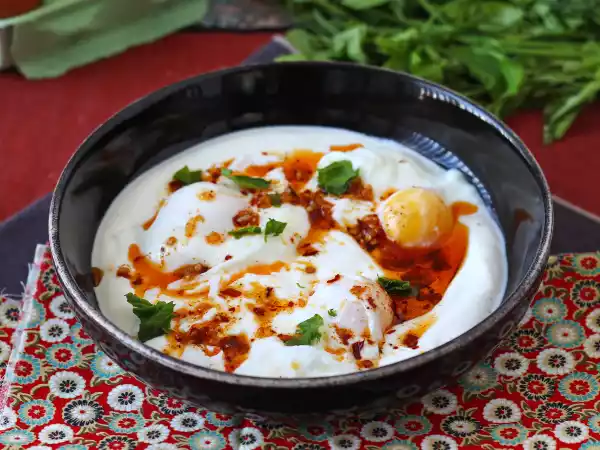 Recipe Turkish-style eggs on a yogurt base with spicy oil - çilbir