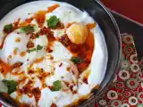 Turkish-style eggs on a yogurt base with spicy oil - çilbir, photo 1