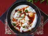 Turkish-style eggs on a yogurt base with spicy oil - çilbir, photo 3