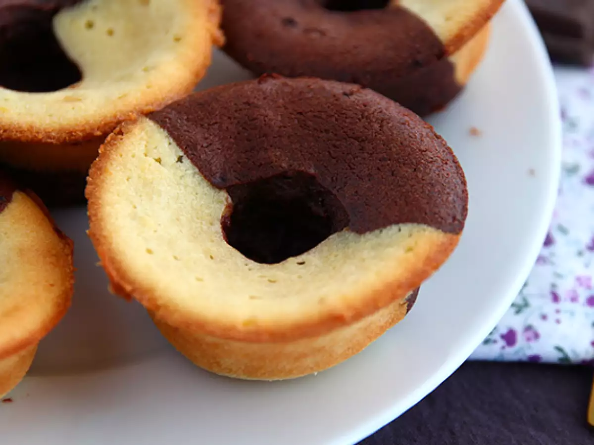 Two-tone chocolate and vanilla cakes with a chocolate center - photo 2