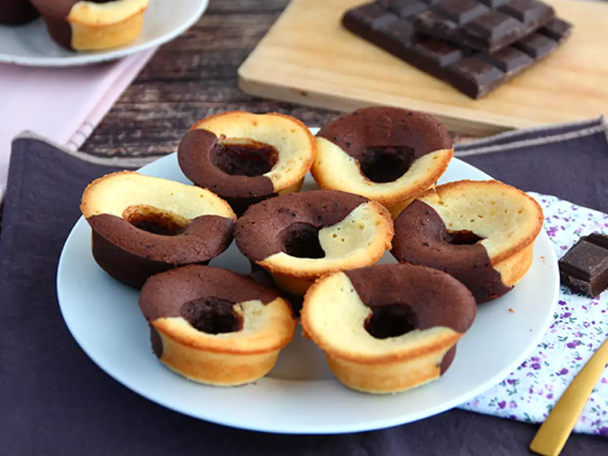 Two-tone chocolate and vanilla cakes with a chocolate center - photo 3