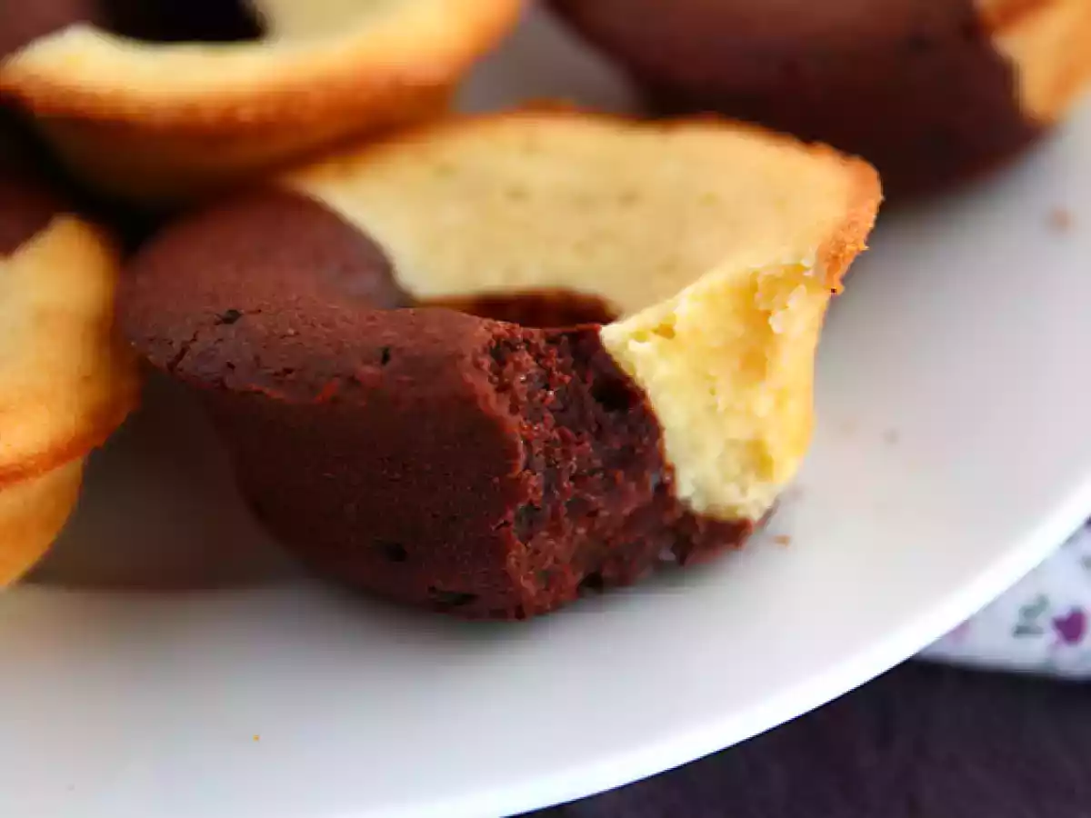 Two-tone chocolate/vanilla muffins with a chocolate core - photo 4