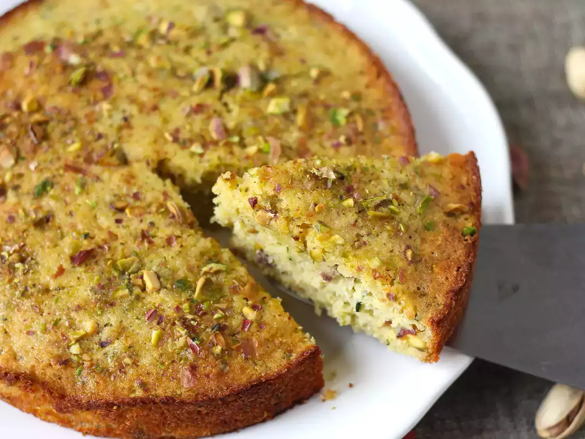 Ultra moist pistachio, lime and zucchini cake - photo 2