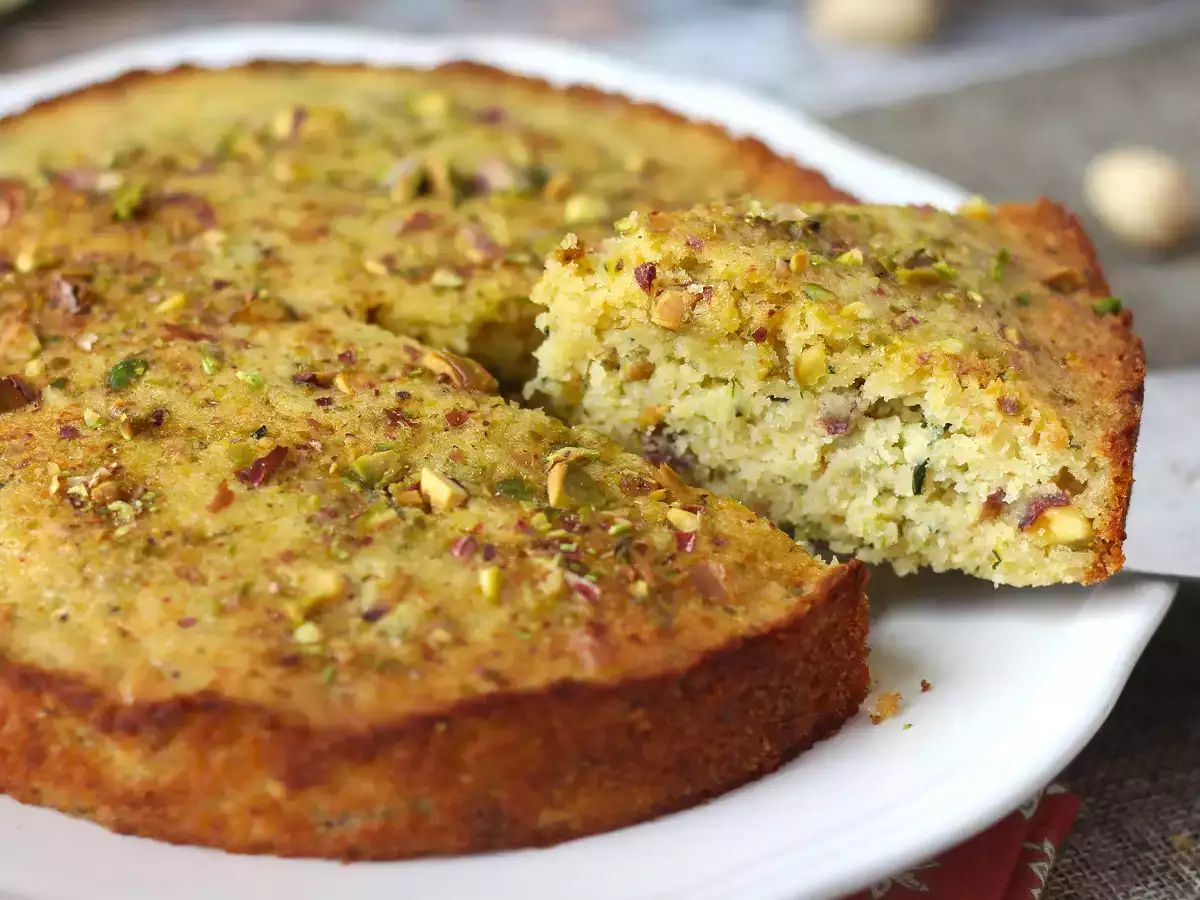 Ultra moist pistachio, lime and zucchini cake - photo 4