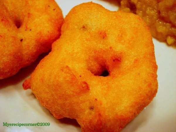 Urad dal Vada/ Ulunthu Vadai( Crispy Savory Lentil Donut)