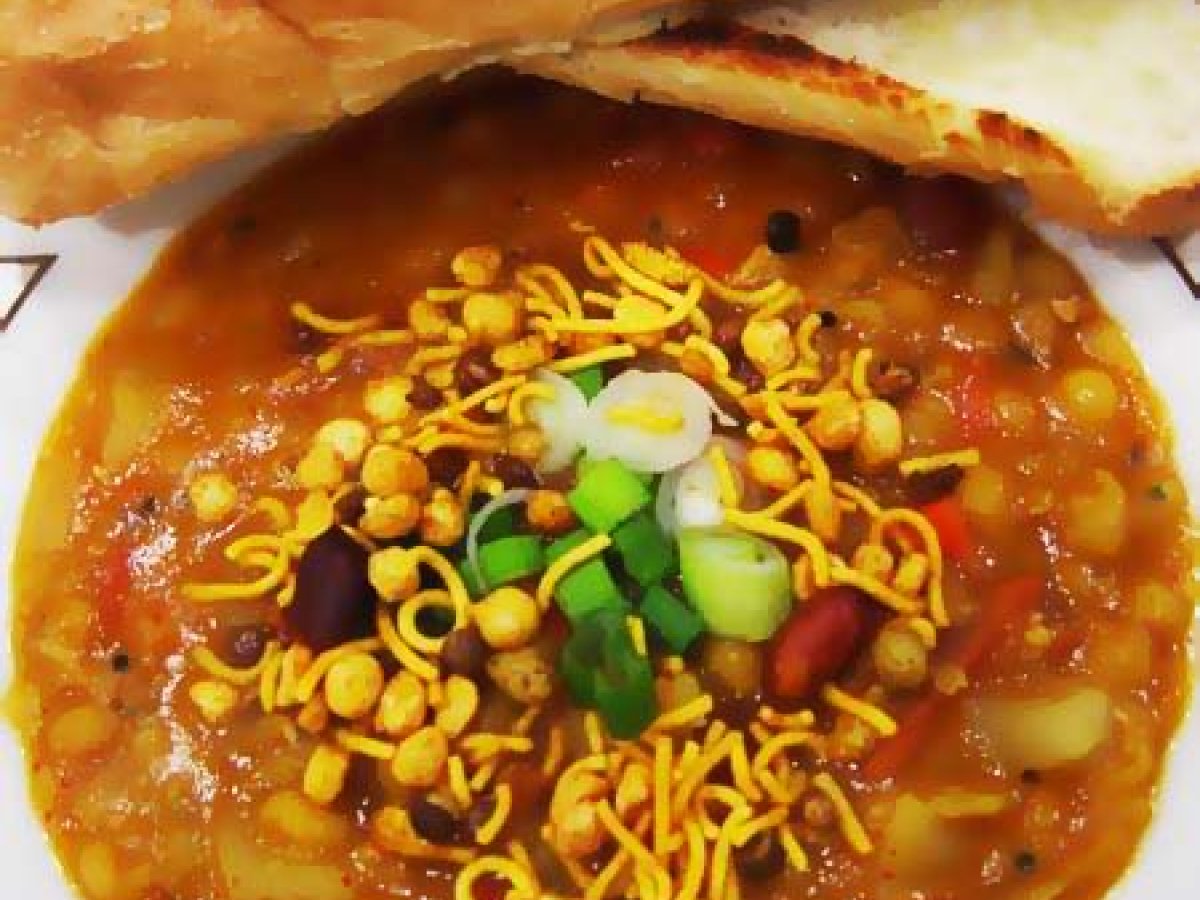 Usal Pav Yellow Peas Curry With Bread