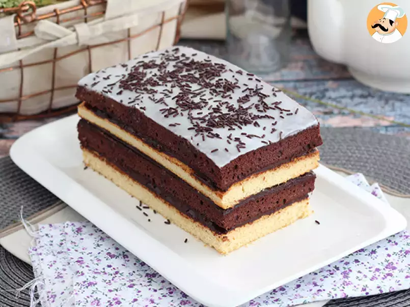 Vanilla and chocolate layer cake, photo 1